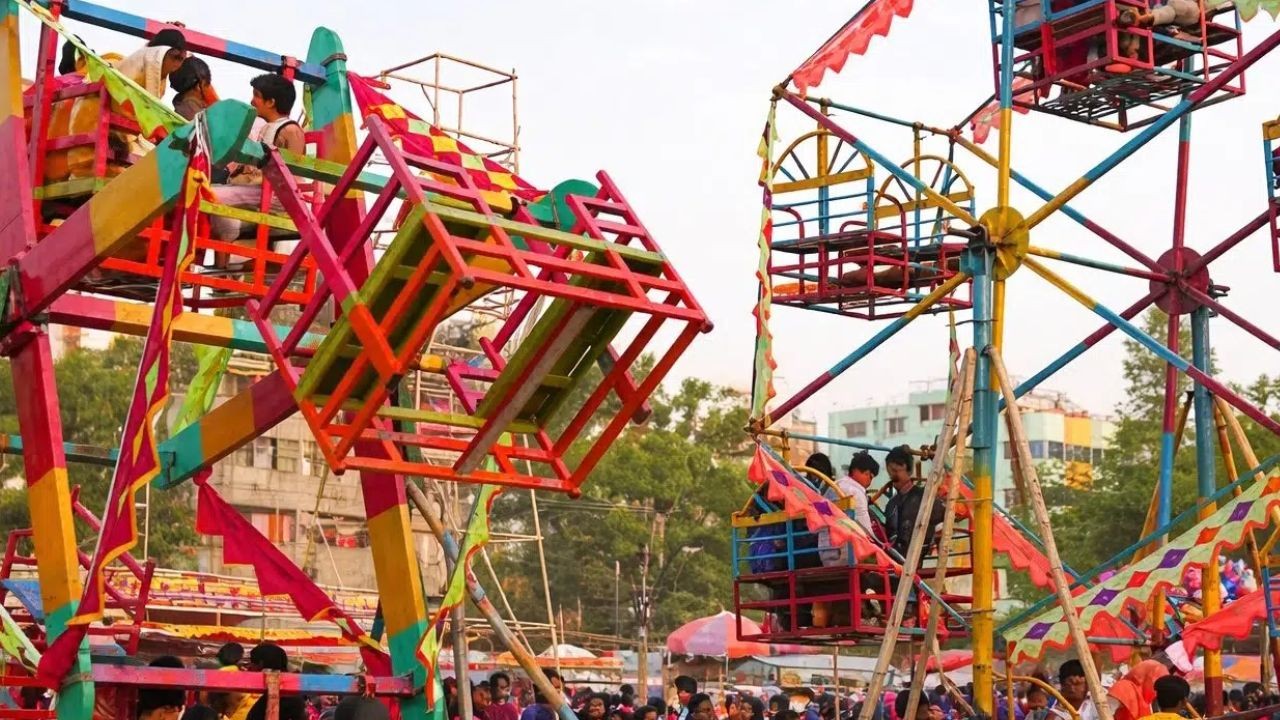 বগুড়া পৌর পার্কে শেকড়ের জয়গান : ধুলো ওড়া বিকেলে স্মৃতির নাগরদোলায় বৈশাখী মেলা